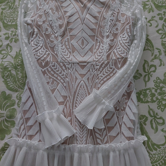 Ivory and nude dress - Picture 4 of 4